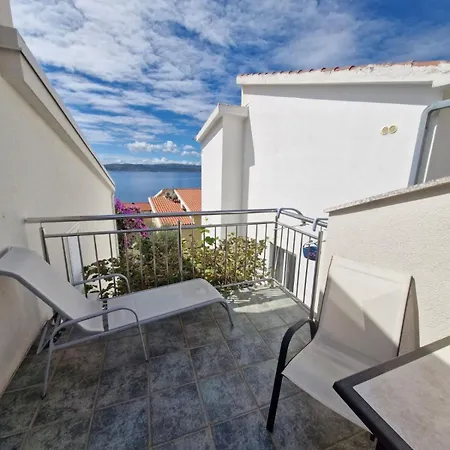 Guest house Knezovic Revenic 2 3*